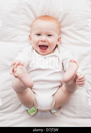 Directement au-dessus du portrait baby boy (18-23 mois) couché Banque D'Images