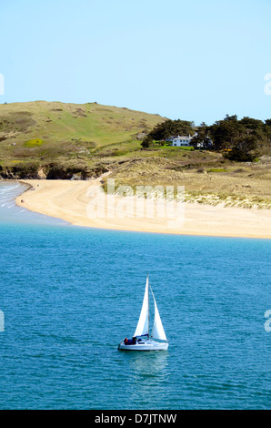 Un yacht voile dans la roche près de l'estuaire de Camel, Cornwall, UK Banque D'Images