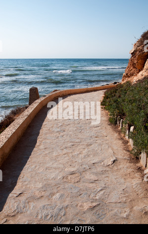 Panneaux cobble stone chemin pavé le long du littoral. Banque D'Images