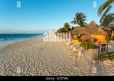 Mahekal Beach Resort, hébergement de style cabane sur une plage de sable immaculée à Playa del Carmen, au Mexique Banque D'Images
