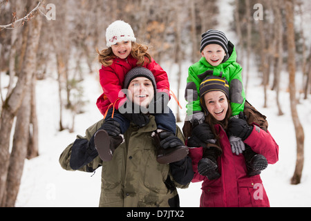 USA, Utah, Highland, Portrait de parents transportant des enfants (2-3, 4-5) sur les épaules Banque D'Images