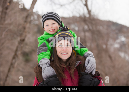 Portrait of young woman carrying boy (4-5) sur les épaules Banque D'Images