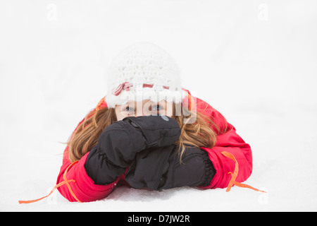 Portrait of Girl (2-3) lying on snow Banque D'Images