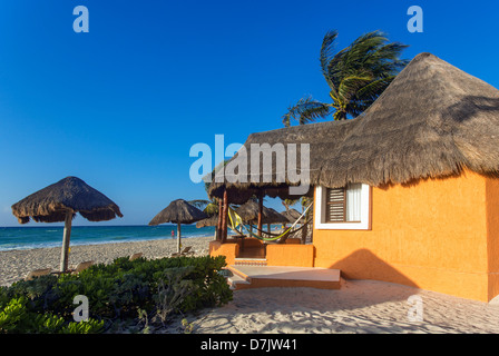 Mahekal Beach Resort, hébergement de style cabana sur la plage à Playa del Carmen, Mexique Banque D'Images