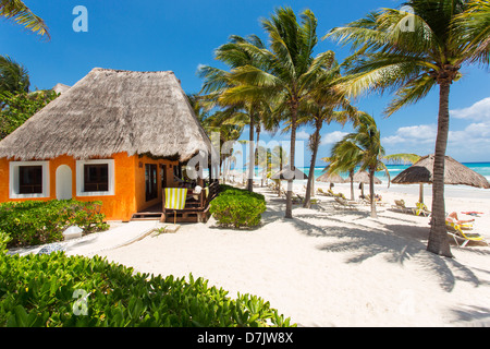 Mahekal Beach Resort, hébergement de style cabana sur la plage à Playa del Carmen, Mexique Banque D'Images