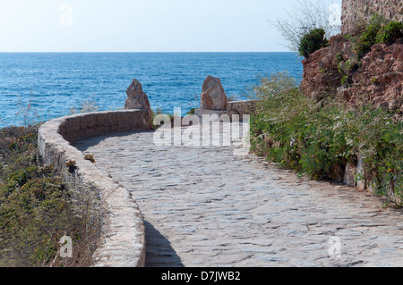 La courbe de galets pierres le long de la mer Méditerranée. Banque D'Images