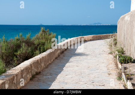 Panneaux sunbleached chemin le long de la mer Méditerranée. Banque D'Images