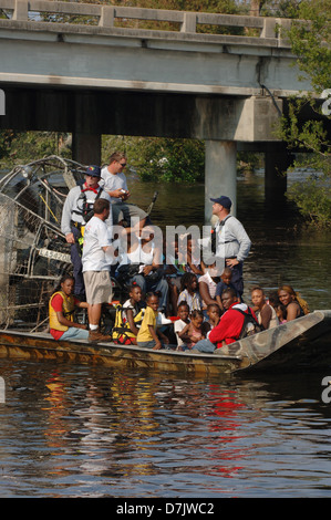 Les survivants sauvés par recherche et sauvetage en milieu urbain sur un hydroglisseur suite à l'ouragan Katrina le 31 août 2005 à New Orleans, LA. Banque D'Images