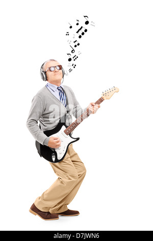 Portrait d'un homme d'âge moyen qui joue de la guitare et des notes de musique autour, isolé sur fond blanc Banque D'Images