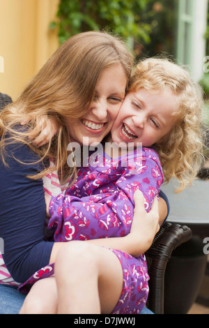 Mère et sa fille (2-3) hugging and laughing Banque D'Images
