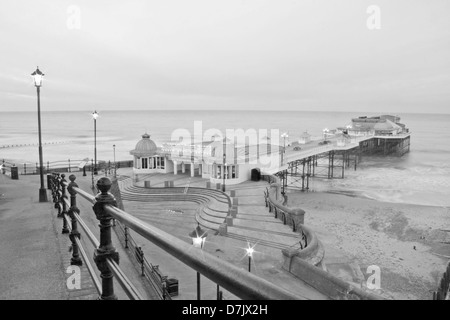 Début de soirée noir et blanc tourné de jetée de Cromer à Norfolk, Angleterre, tourné à partir de haut de zig-zag. Sur les lampadaires. Banque D'Images