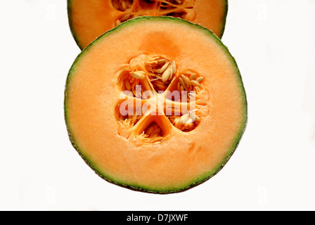 Couper en deux le Melon Isolated Over White Banque D'Images