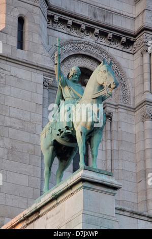 Une grande statue équestre du roi Saint Louis, par H.Lefèbvre, debout au-dessus du portique de la basilique du Sacré-Coeur à Montmartre. Paris, France. Banque D'Images