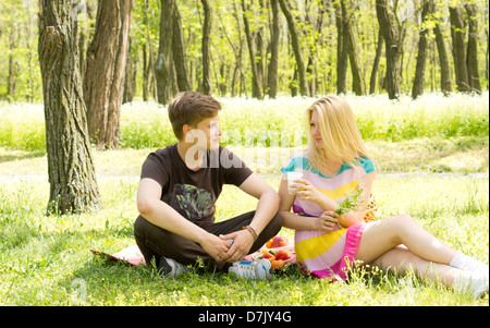 Image d'un beau couple sur un pique-nique ce jour. Cute boy profiter avec sa copine chaude. Banque D'Images