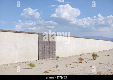 Murs blancs sur fond de ciel bleu Banque D'Images