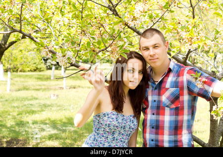 Portrait photographique d'un beau couple à l'extérieur pendant qu'on pique-nique. Banque D'Images