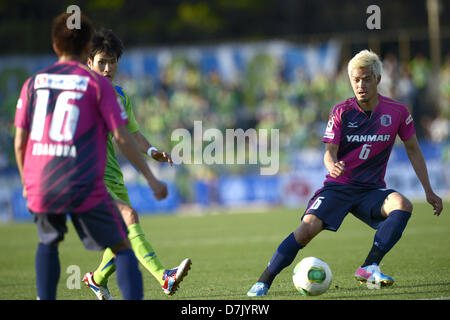 (R-L) Hotaru Yamaguchi (Cerezo), Han Kook Young (Bellmare), 3 mai 2013 - Football : 2013 J.Division de Ligue 1 match entre Shonan Bellmare 0-3 Cerezo Osaka à Shonan Hiratsuka Stade BMW à Kanagawa, Japon. (Photo par FAR EAST PRESS/AFLO) Banque D'Images