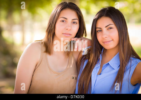 Deux belles Mixed Race Twin Sisters Portrait en extérieur. Banque D'Images