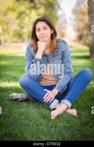 Belle Course mixte Young Woman Portrait en extérieur dans l'herbe. Banque D'Images