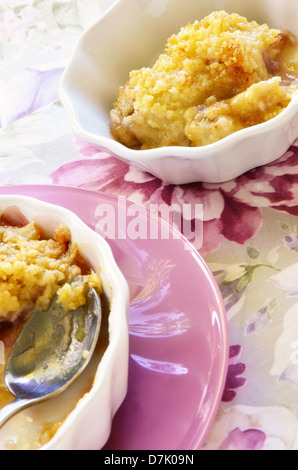 Crumble rhubarbe à l'ancienne dans un plat blanc Banque D'Images