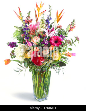 Un grand arrangement de fleurs dans un grand vase de verre transparent. Banque D'Images