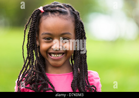 Piscine close up portrait of a cute young black girl smiling - peuple africain Banque D'Images