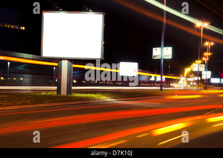 Blank billboard dans la nuit avec un light trails Banque D'Images