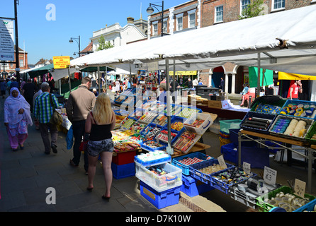 Les étals de marché à High Wycombe Marché, High Street, High Wycombe, Buckinghamshire, Angleterre, Royaume-Uni Banque D'Images