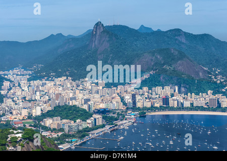 Vue sur le Corcovado de Botafogo et le mont du Pain de Sucre, Rio de Janeiro, Brésil Banque D'Images