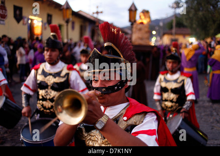 Un homme habillé comme un légionnaire romain joue un bugle trompette durant la Semaine Sainte à La Antigua Guatemala, le 27 mars 2013. Banque D'Images