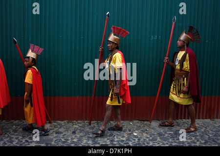 Des hommes habillés comme les légionnaires participent à une procession pendant la Semaine Sainte dans la Antigua Guatemala, le 28 mars 2013. Banque D'Images