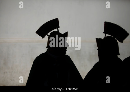 Silhouettes d'hommes habillés comme les légionnaires participent à une procession pendant la Semaine Sainte dans la Antigua Guatemala Banque D'Images