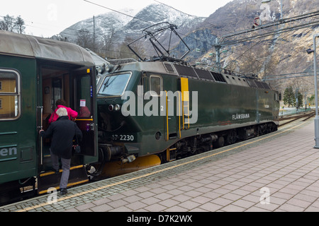 L'embarquement de passagers le transport de fer Flam Flam Norvège. Banque D'Images