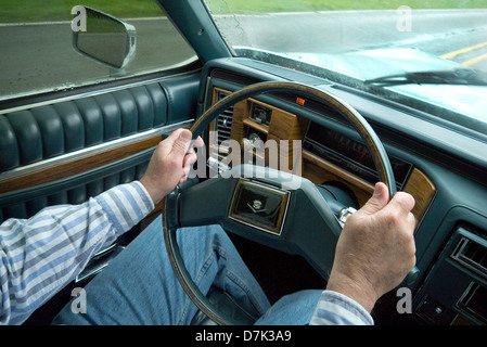 Au volant d'une Cadillac Coupe de Ville 1981 . Banque D'Images