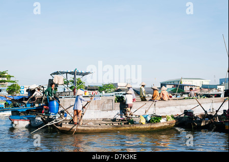 Can Tho, Vietnam - marché flottant de Can Tho dans le Delta du Mékong - les femmes portant des chapeaux coniques traditionnels Banque D'Images