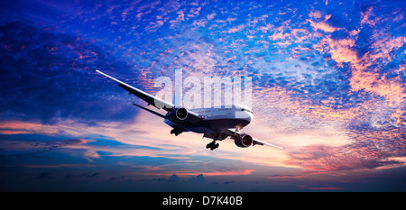 Jet dans un ciel de coucher du soleil Banque D'Images