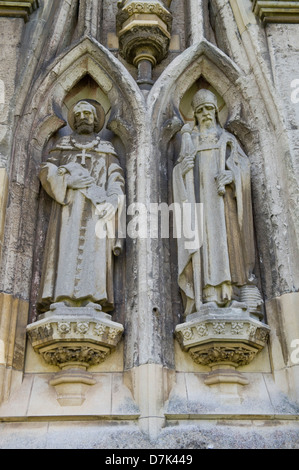 Statues sculptées en pierre sur le côté de la porte nord de la cathédrale d'Exeter Devon England UK Banque D'Images