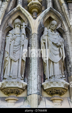 Statues sculptées en pierre sur le côté de la porte nord de la cathédrale d'Exeter Devon England UK Banque D'Images