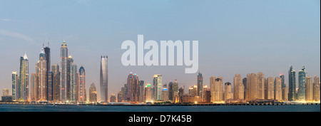 La tombée de la skyline panorama de tours d'immeubles d'appartements à Marina et Jumeirah Beach Residence (JBR) Dubaï Émirats Arabes Unis Banque D'Images