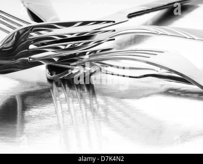 Groupe des fourches avec leurs dents étroitement liée à la réflexion sur une surface en métal brillant. Format horizontal Banque D'Images