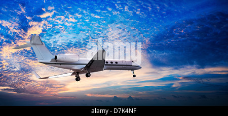 Composition panoramique de petit jet privé dans un ciel de coucher du soleil Banque D'Images