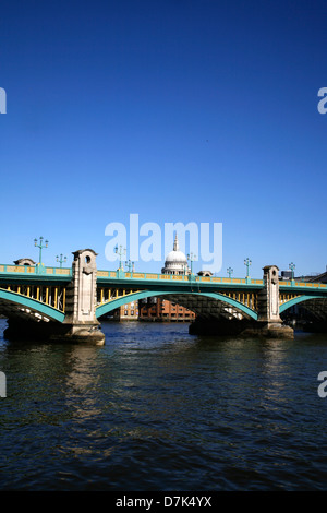 Voir au-delà de Southwark Bridge à la Cathédrale St Paul, Ville de London, UK Banque D'Images