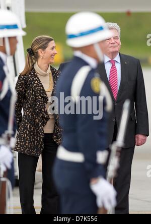 Berlin, Allemagne. 8 mai 2013. Le Président allemand Joachim Gauck (R) est reçu par le Vice-Ministre des affaires étrangères colombien Patti Londono à l'aéroport Eldorado à Bogota, Colombie, 08 mai 2013. Le chef de l'Etat allemand se rendront en Colombie et au Brésil avec une délégation commerciale jusqu'au 17 mai 2013. Foto : Soeren Stache/dpa/Alamy Live News Banque D'Images