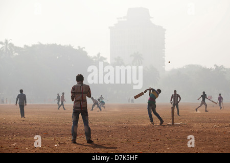 Les garçons à jouer au cricket à l'Oval Maidan à Mumbai, Inde Banque D'Images