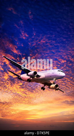 Des avions à manoeuvrer dans un ciel de coucher du soleil. Composition panoramique vertical. Banque D'Images