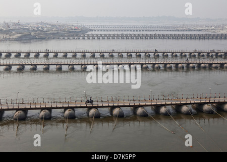 Ponts provisoires sur le Gange à la Kumbh Mela 2013 à Allahabad, Inde Banque D'Images