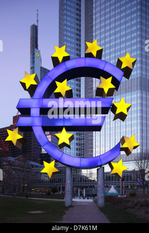 Frankfurt am Main, Allemagne, sculpture illuminé de l'euro en face de BCE Banque D'Images