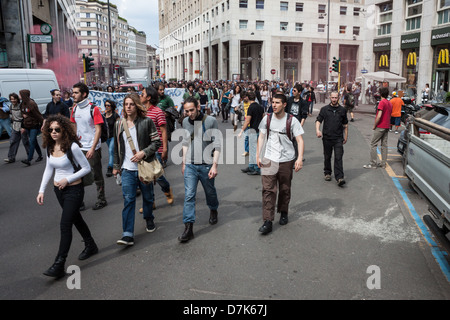 Milan, Italie - 7 mai 2013 : les étudiants de l'Université mars pour protester contre l'évacuation de leurs territoires librairie à Milan Banque D'Images