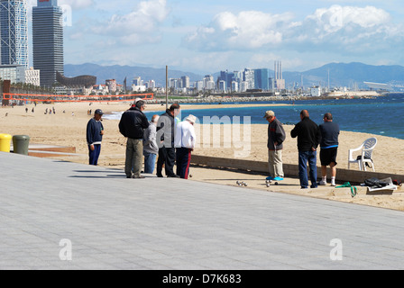 Les hommes jouant Pétanque Boules ou sur la plage de Barceloneta. Barcelone. La Catalogne. Espagne Banque D'Images