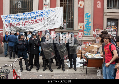 Milan, Italie - 7 mai 2013 : les étudiants de l'Université mars pour protester contre l'évacuation de leurs territoires librairie à Milan Banque D'Images